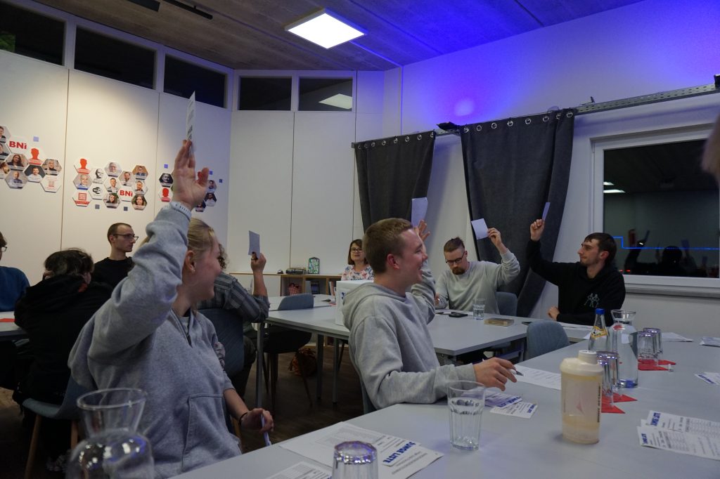 Mitglieder der jungen Liste, wie sie grade per Handzeichen abstimmen.